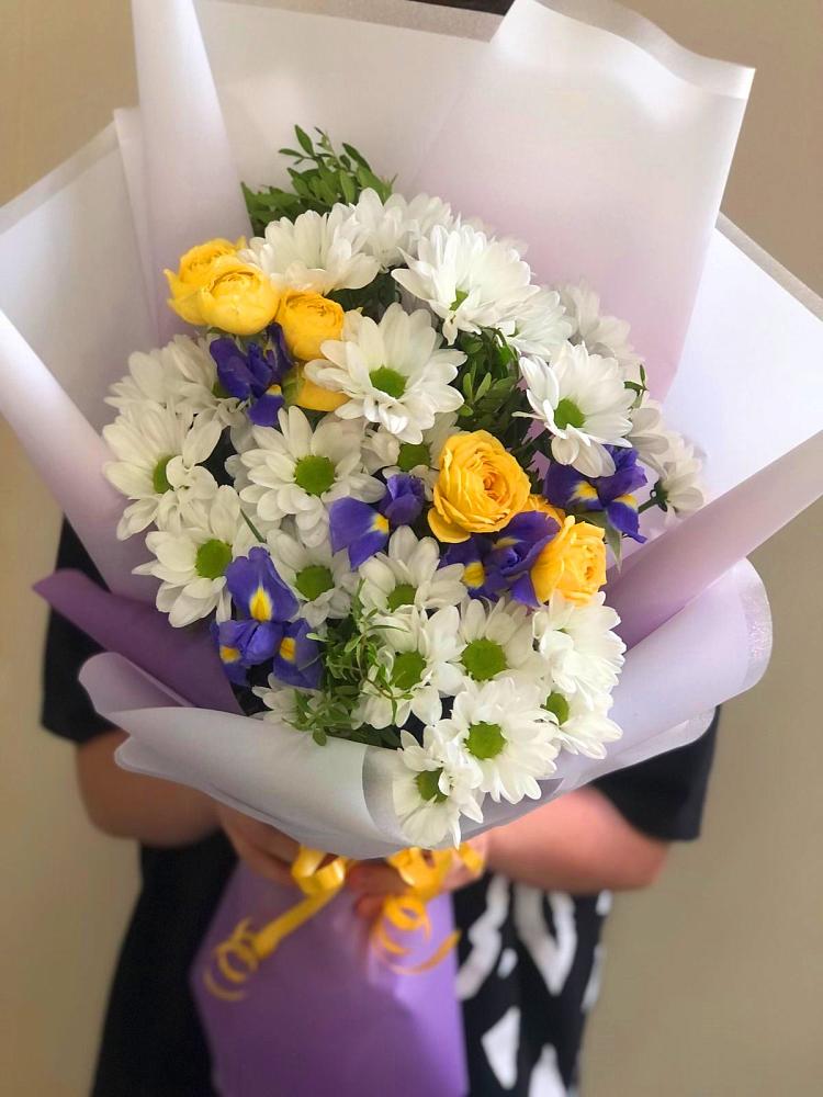 Букет цветов из: Ирисы, Хризантемы и Розы в Большегривском