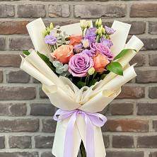 Букет цветов из:  Лизиантусы и Розы в Большегривском