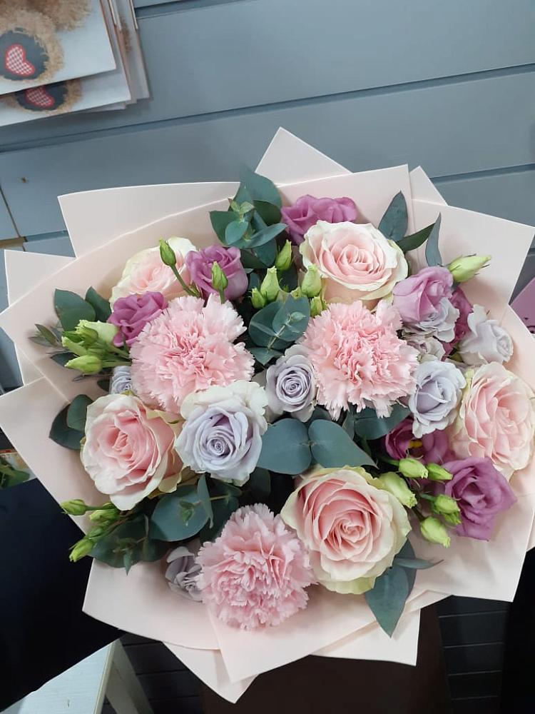 Букет цветов из: Розы, Гвоздики и Лизиантусы в Большегривском