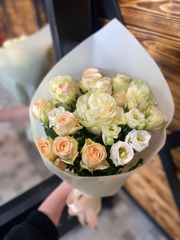 Букет цветов из: Розы и Лизиантусы в Большегривском